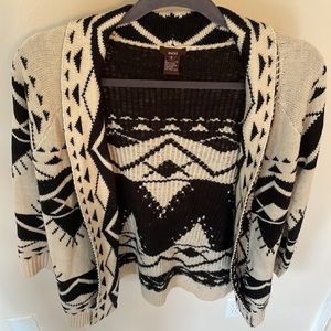 ESCIO OPEN FRONT CARDIGAN IN BLACK, IVORY WITH GEOMETRIC PRINT Small